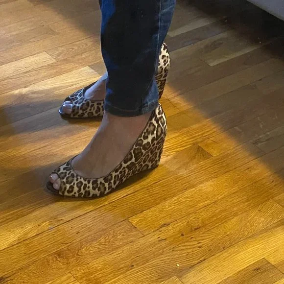 Ivanka Trump Leopard Print Peep Toe Wedge Leather Shoe Size 9 1/2 Leelas - Picture 5 of 10